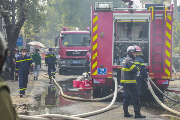 Hà Nội: Cháy lớn thiêu rụi kho vật liệu xây dựng cạnh cây xăng tại Tây Mỗ - Ảnh 2.