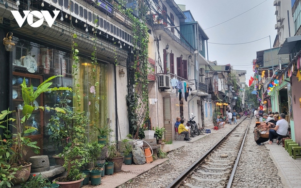 Du khách nước ngoài vẫn bất chấp nguy hiểm, tràn vào phố cà phê đường tàu Hà Nội - Ảnh 1. Du khách nước ngoài vẫn bất chấp nguy hiểm, tràn vào phố cà phê đường tàu Hà Nội - Ảnh 1.