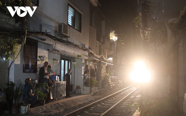 Du khách nước ngoài vẫn bất chấp nguy hiểm, tràn vào phố cà phê đường tàu Hà Nội - Ảnh 10. Du khách nước ngoài vẫn bất chấp nguy hiểm, tràn vào phố cà phê đường tàu Hà Nội - Ảnh 10.