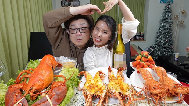 Chân dung ông chồng hơn Bà Nhân Vlog 17 tuổi: Kỹ sư thu nhập vài trăm triệu/tháng, sẵn sàng làm đủ mọi trò chỉ cần vợ vui - Ảnh 3. Chân dung ông chồng hơn Bà Nhân Vlog 17 tuổi: Kỹ sư thu nhập vài trăm triệu/tháng, sẵn sàng làm đủ mọi trò chỉ cần vợ vui - Ảnh 3.