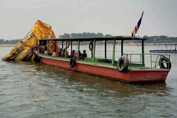 Thái Lan: Bảo tháp 700 năm tuổi lộ ra giữa dòng sông Mê Kông - Ảnh 1.