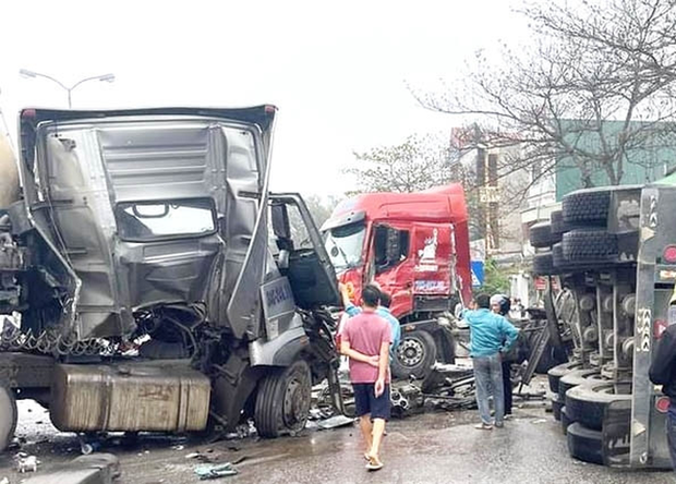 Kinh hãi cảnh 3 xe đầu kéo va chạm liên hoàn - Ảnh 1. Kinh hãi cảnh 3 xe đầu kéo va chạm liên hoàn - Ảnh 1.