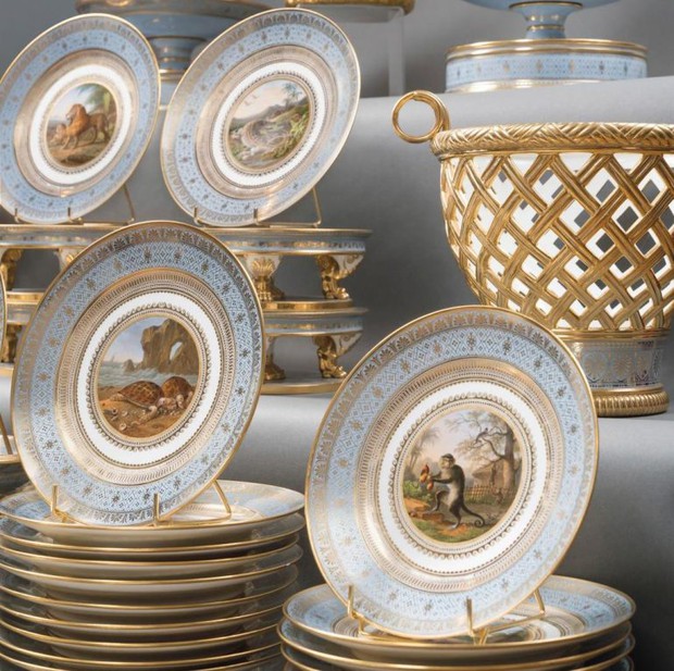 Chiêm ngưỡng bộ bát đĩa tráng miệng dát vàng được đem đi bán đấu giá của Nữ Hoàng Elizabeth II: Trị giá hơn 500.000 USD, mang dấu ấn lịch sử nhân loại có 1-0-2 - Ảnh 3.
