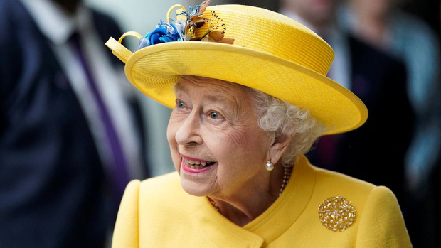 Chiêm ngưỡng bộ bát đĩa tráng miệng dát vàng được đem đi bán đấu giá của Nữ Hoàng Elizabeth II: Trị giá hơn 500.000 USD, mang dấu ấn lịch sử nhân loại có 1-0-2 - Ảnh 1.