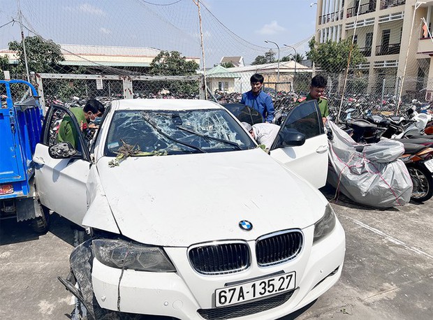 Người phụ nữ lái xe BMW lao xuống kênh tử vong trong đêm - Ảnh 2.