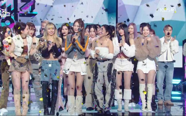 TWICE có chiếc cúp đầu tiên sau hơn 1 năm nhưng vẫn bị netizen mỉa mai - Ảnh 2. TWICE có chiếc cúp đầu tiên sau hơn 1 năm nhưng vẫn bị netizen mỉa mai - Ảnh 2.