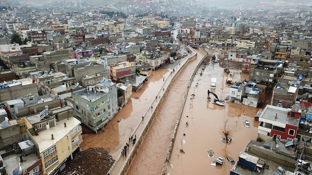 Thổ Nhĩ Kỳ thảm họa chưa ngừng: Các thành phố vừa đổ nát vì động đất giờ ngập trong lũ lụt, đường bị xẻ đôi trong giây lát, nhà cửa xe cộ đều cuốn trôi - Ảnh 6.