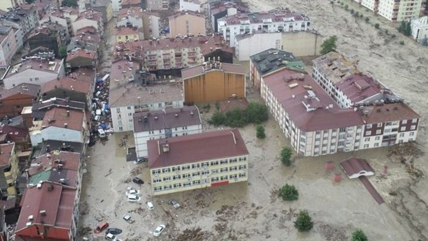Thổ Nhĩ Kỳ thảm họa chưa ngừng: Các thành phố vừa đổ nát vì động đất giờ ngập trong lũ lụt, đường bị xẻ đôi trong giây lát, nhà cửa xe cộ đều cuốn trôi - Ảnh 5.