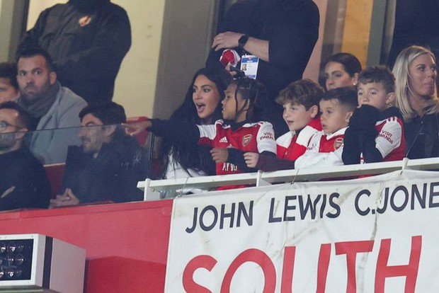 Kim Kardashian bất ngờ tới xem Arsenal thi đấu, nhận được món quà đặc biệt từ ngôi sao đội bóng - Ảnh 2.