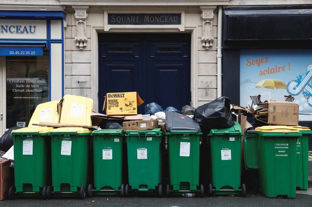 Sốc với loạt ảnh tại kinh đô ánh sáng Paris: 10.000 tấn rác chồng chất như núi, vẻ hoa lệ ngày nào bị xóa nhòa bởi mùi hôi thối - Ảnh 5.