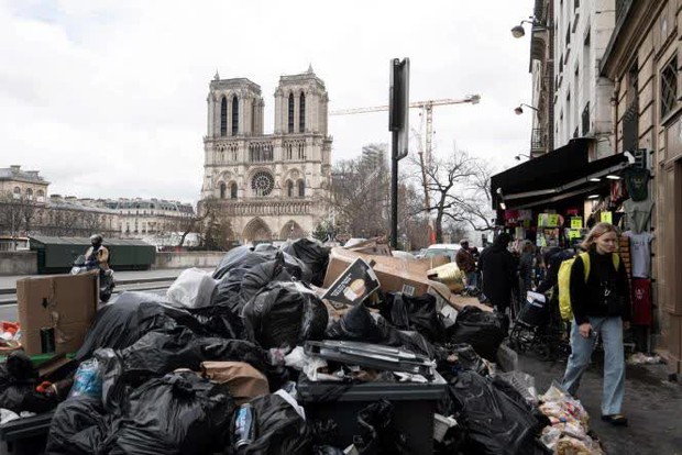 Sốc với loạt ảnh tại kinh đô ánh sáng Paris: 10.000 tấn rác chồng chất như núi, vẻ hoa lệ ngày nào bị xóa nhòa bởi mùi hôi thối - Ảnh 2.