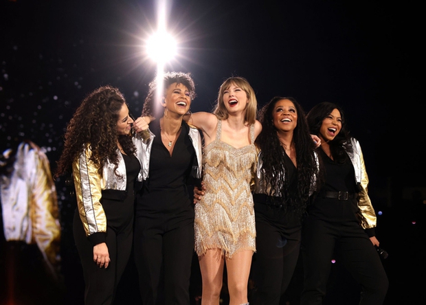 Taylor Swift opened The Eras Tour so spectacularly: American media simultaneously gave a perfect score, always being the Queen of Pop!  - Photo 9.