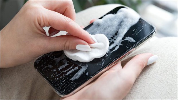 Bạn đã biết vệ sinh chiếc iPhone đắt tiền của mình đúng cách chưa? - Ảnh 2.