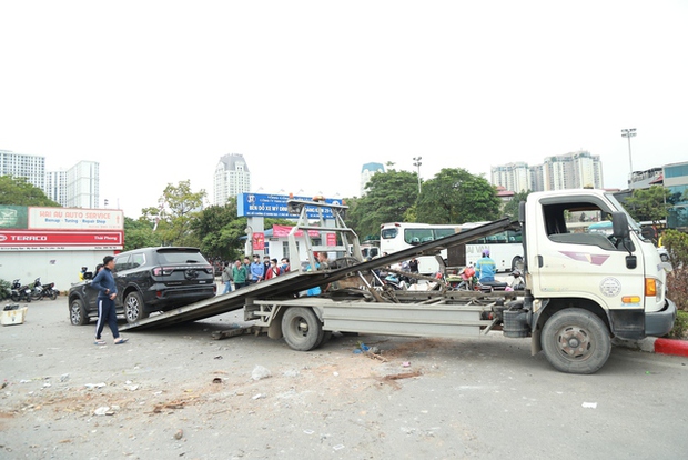 Xe ô tô trèo qua dải phân cách, lao vào hàng loạt xe rác - Ảnh 7. Xe ô tô trèo qua dải phân cách, lao vào hàng loạt xe rác - Ảnh 7.