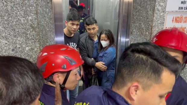 Giải cứu 3 người mắc kẹt trong thang máy khách sạn tại Huế - Ảnh 2.