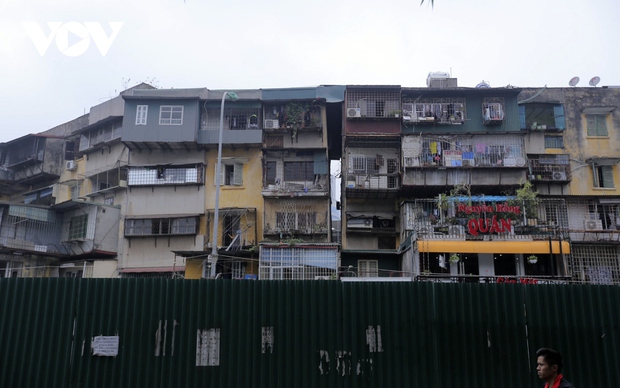 Cận cảnh 4 chung cư ở Hà Nội xuống cấp trầm trọng, nguy cơ sụp đổ bất kỳ lúc nào - Ảnh 14.
