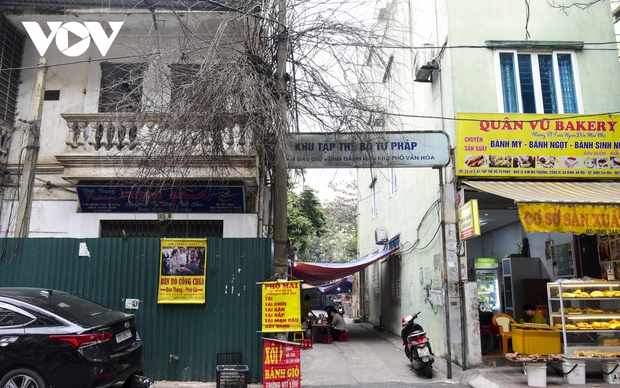 Cận cảnh 4 chung cư ở Hà Nội xuống cấp trầm trọng, nguy cơ sụp đổ bất kỳ lúc nào - Ảnh 1. Cận cảnh 4 chung cư ở Hà Nội xuống cấp trầm trọng, nguy cơ sụp đổ bất kỳ lúc nào - Ảnh 1.