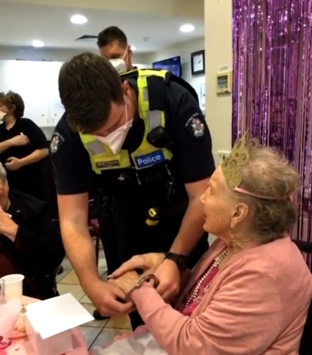 Cảnh sát ập vào còng tay cụ bà 100 tuổi đúng ngày sinh nhật, nghe lý do ai cũng phì cười - Ảnh 1.