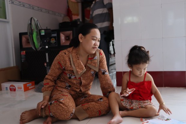 Ngạc nhiên bé gái 2 tuổi tự biết đọc chữ, đếm số cả tiếng Việt lẫn tiếng Anh - Ảnh 3.
