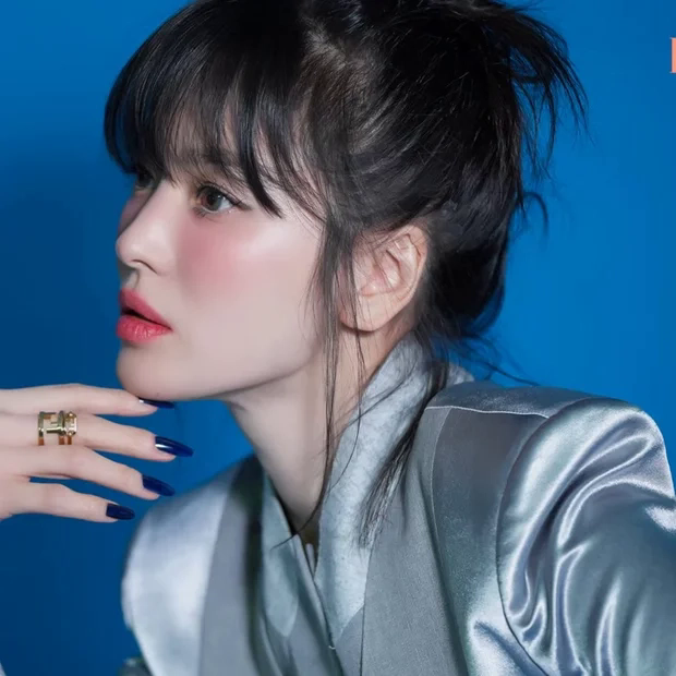 Song Hye Kyo khiến netizen dậy sóng với chủ đề nhan sắc tuổi 43: Sách giáo khoa về vẻ đẹp hình mẫu - Ảnh 1.