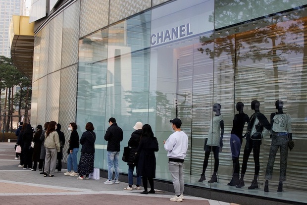 Quốc gia giàu nhất châu Á nơi cơn sốt hàng hiệu truyền đến những đứa trẻ, sinh ra đã mặc áo Burberry, xách túi Chanel là chuyện thường - Ảnh 2.
