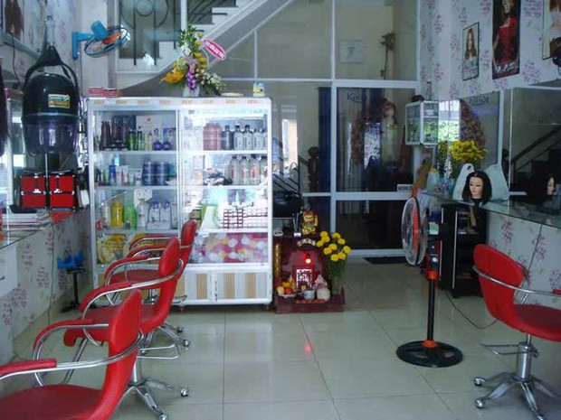 Giới trẻ đổ xô làm tóc ở các tiệm bình dân: giá chỉ bằng 1/3 so với salon mà chất lượng rất gì và này nọ - Ảnh 1. Giới trẻ đổ xô làm tóc ở các tiệm bình dân: giá chỉ bằng 1/3 so với salon mà chất lượng rất gì và này nọ - Ảnh 1.