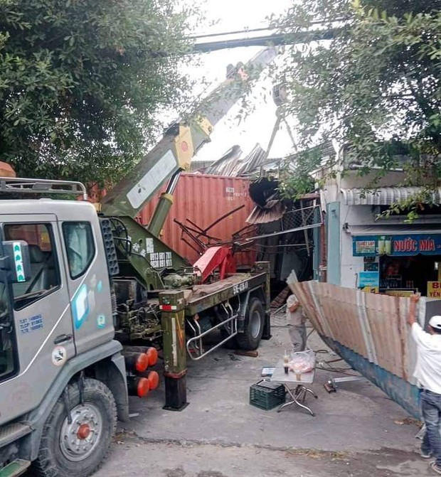 Xe container lao vào 3 nhà dân ở TP.HCM, nhiều mảng tường bị đổ sập - Ảnh 3.