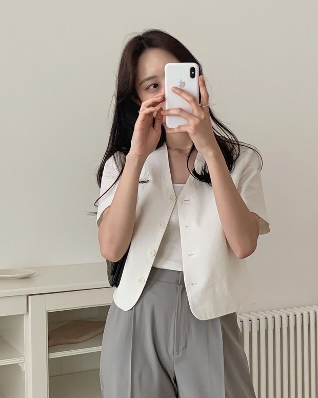 Kiểu áo công sở đáng sắm nhất mùa hè năm nay - Ảnh 1.