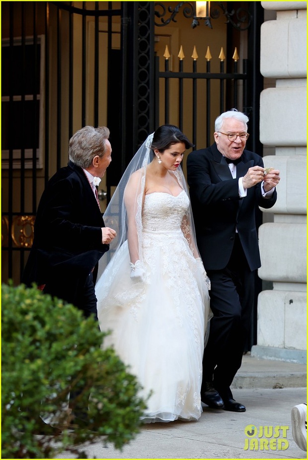 Selena Gomez suddenly appeared in a wedding dress on the streets of New York - Photo 3.