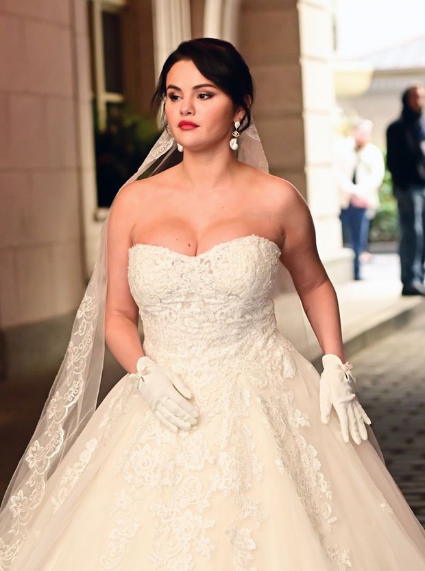 Selena Gomez suddenly appeared in a wedding dress on the streets of New York - Photo 2.