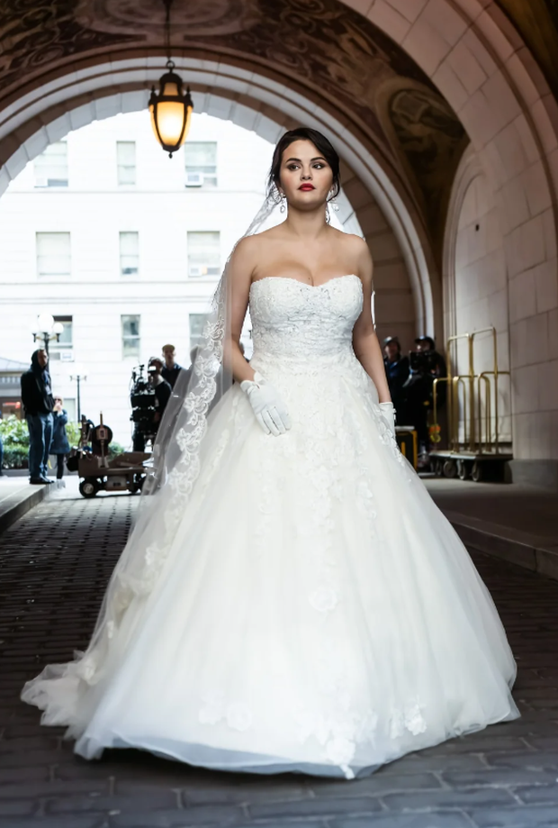Selena Gomez bất ngờ xuất hiện trong bộ váy cưới giữa đường phố New York - Ảnh 1.