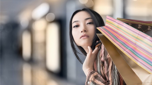 Người trẻ chọn sống với bố mẹ để dành tiền sắm túi hiệu, du lịch sang chảnh - Ảnh 3.