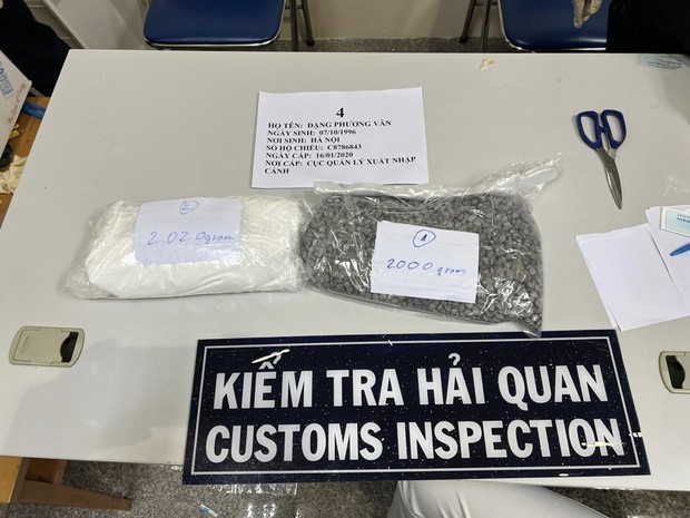Bắt 2 người nghi liên quan vụ 4 tiếp viên đưa hơn 11kg ma túy từ Pháp về TP.HCM - Ảnh 2.