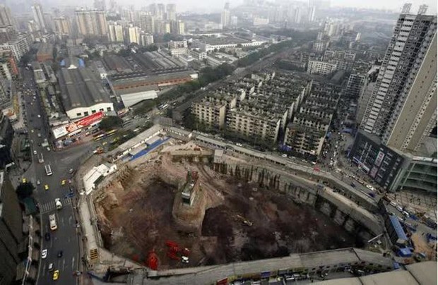 3 ngôi nhà đinh lì lợm nhất Trung Quốc: Căn 40m2 khiến cầu cao tốc phải tách đôi, căn 219m2 bị nhà đầu tư đào sẵn móng sâu 10m nhưng vẫn không chịu di dời - Ảnh 2.
