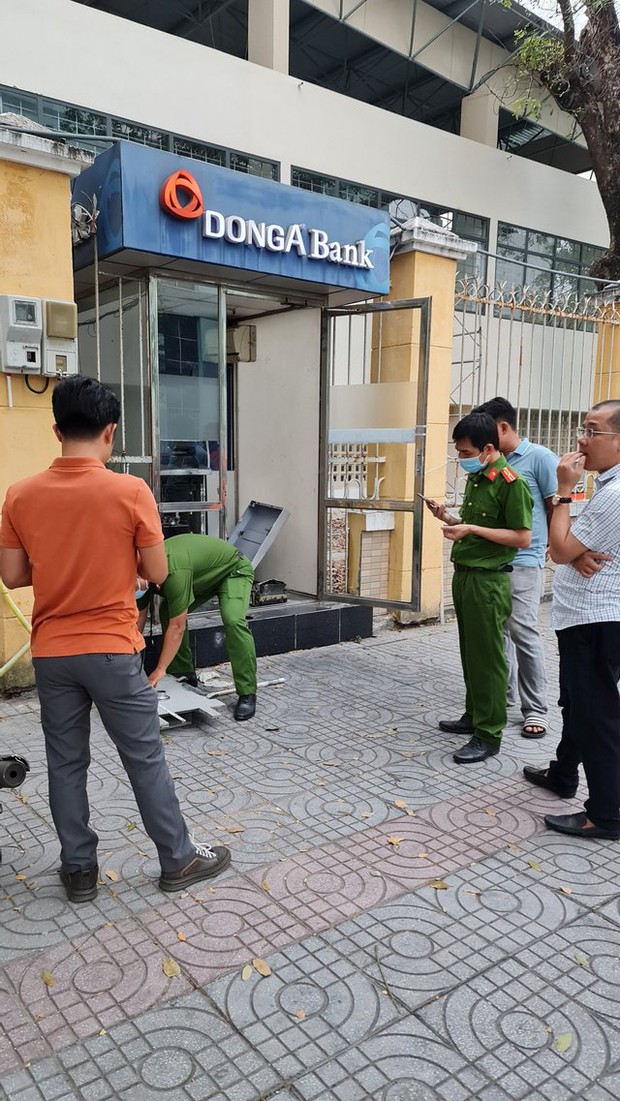 Đập trụ ATM, trộm két tiền ngay giữa trung tâm Đà Nẵng - Ảnh 1.