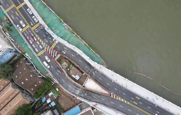 3 ngôi nhà đinh lì lợm nhất Trung Quốc: Căn 40m2 khiến cầu cao tốc phải tách đôi, căn 219m2 bị nhà đầu tư đào sẵn móng sâu 10m nhưng vẫn không chịu di dời - Ảnh 1.
