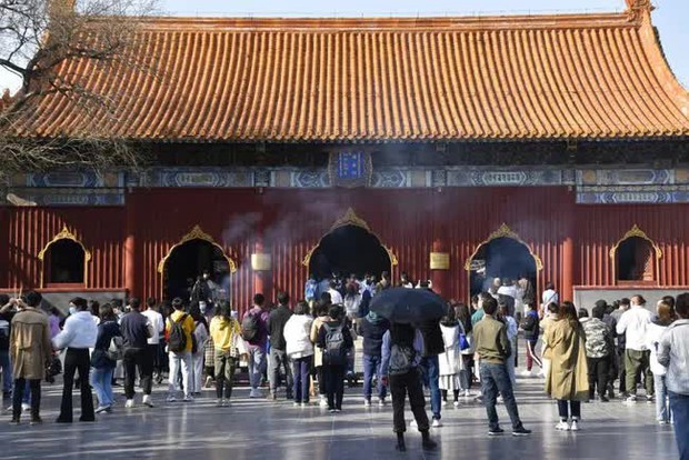 Trào lưu mới ở Trung Quốc: Đi chùa để thanh lọc tâm hồn, nhưng bị chuyên gia bác bỏ vì chỉ hùa theo phong trào và thiếu đức tin - Ảnh 1.