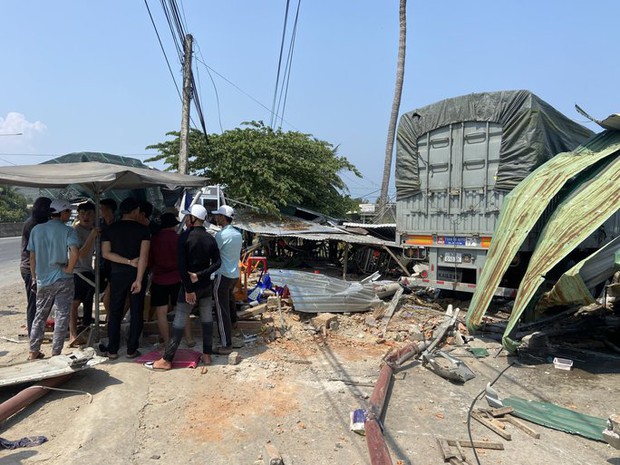Xe tải lao vào quán cà phê rồi tông sập nhà dân, ít nhất 5 người đi cấp cứu - Ảnh 1.