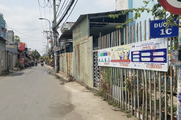 CLIP: Nam sinh thất thần nhìn điện thoại bị cướp ngay trên tay - Ảnh 1.