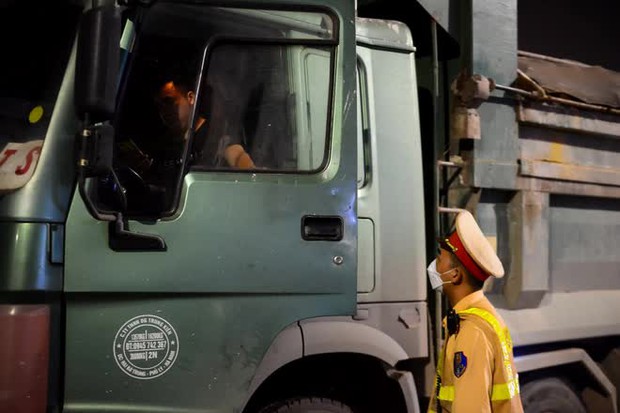 Hà Nội: Tài xế xe tải cố thủ, không hợp tác với lực lượng chức năng dù có dấu hiệu cơi nới thành xe, chở hàng quá tải trọng - Ảnh 5.