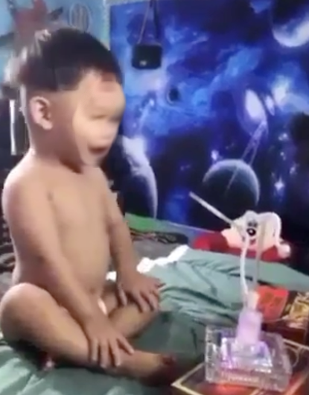 Xác minh clip bé 3 tuổi được cho là bị ép hút ma túy đá gây xôn xao mạng xã hội - Ảnh 2.