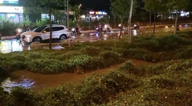 TP.HCM: Đang khẩn trương khắc phục sự cố bể ống cấp nước khiến nhiều quận bị ảnh hưởng - Ảnh 1.