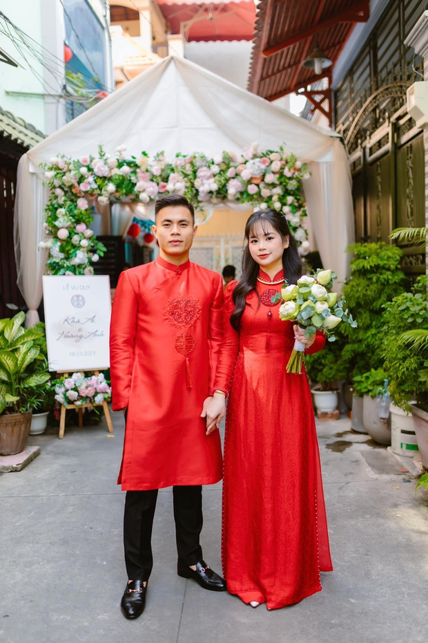 Cựu đội phó U23 Việt Nam kết hôn, rước về cả trâu lẫn nghé - Ảnh 2.