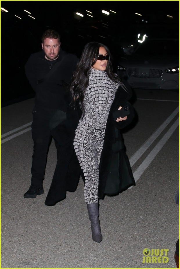 Kim Kardashian diện catsuit lấp lánh, khoe body nóng bỏng tại sự kiện - Ảnh 3.