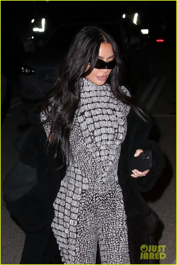 Kim Kardashian diện catsuit lấp lánh, khoe body nóng bỏng tại sự kiện - Ảnh 2.