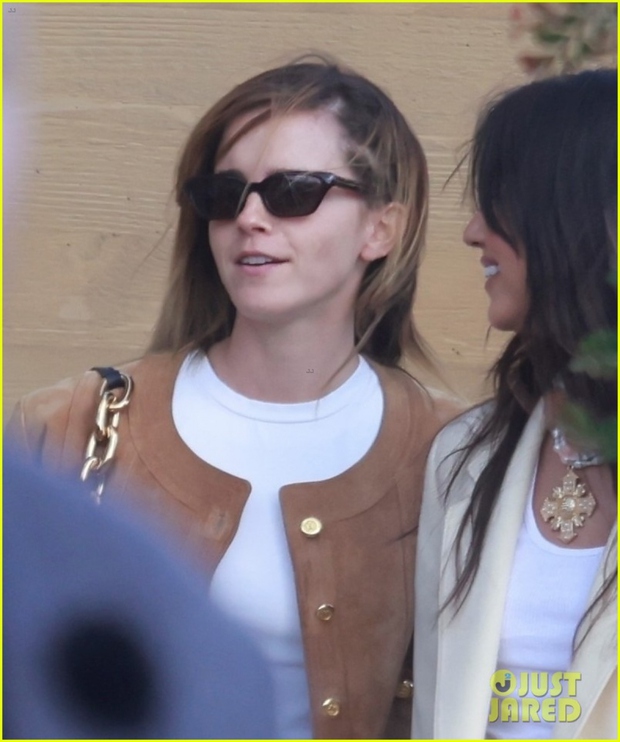 Emma Watson để mặt mộc xinh đẹp đi chơi cùng bạn bè - Ảnh 6.