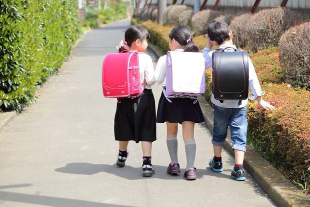 Từ chiếc cặp sách nặng 10kg đến dành ít nhất 15 tiếng để học tập: Học sinh Nhật Bản chưa bao giờ kiệt sức đến thế! - Ảnh 2.