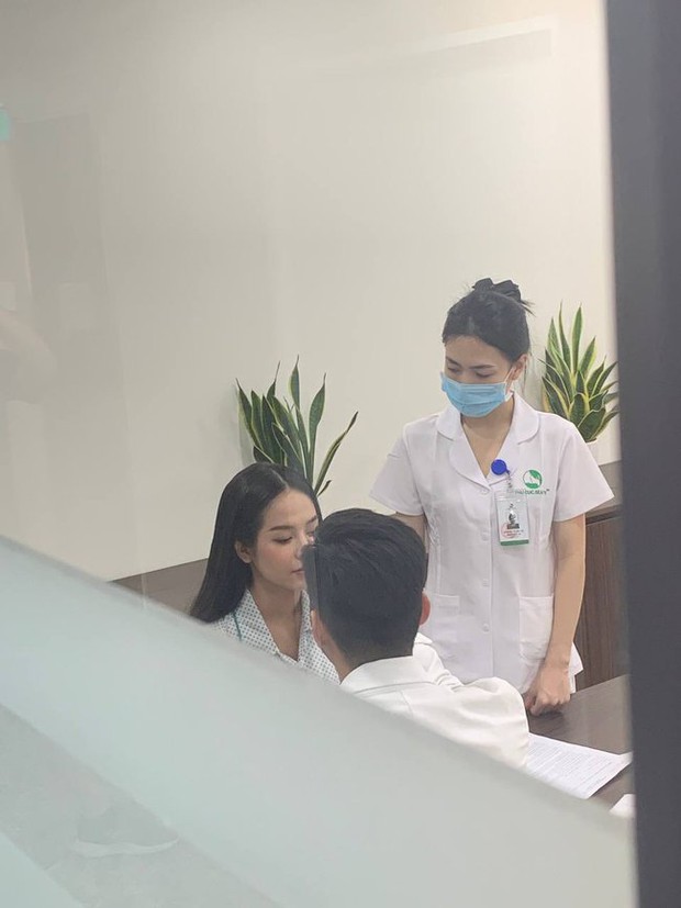 Rò rỉ hình ảnh Hoa hậu Thanh Thủy ở thẩm mỹ viện, can thiệp dao kéo? - Ảnh 2. Rò rỉ hình ảnh Hoa hậu Thanh Thủy ở thẩm mỹ viện, can thiệp dao kéo? - Ảnh 2.