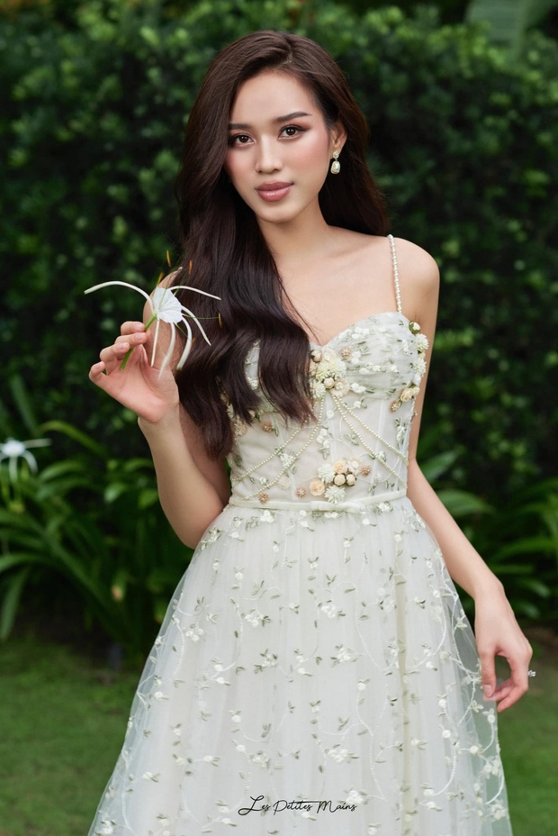 Hoa hậu Đỗ Thị Hà ngọt ngào, quyến rũ với sắc trắng tinh khôi - Ảnh 2.