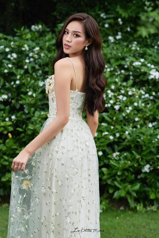 Hoa hậu Đỗ Thị Hà ngọt ngào, quyến rũ với sắc trắng tinh khôi - Ảnh 1.